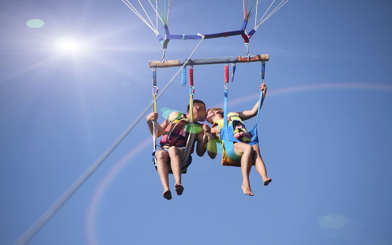 Parasailing, todo lo que debes saber de este deporte aéreo